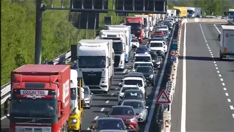 Incidente In A Tir Carico Di Carne Si Rovescia E Prende Fuoco Lunghe