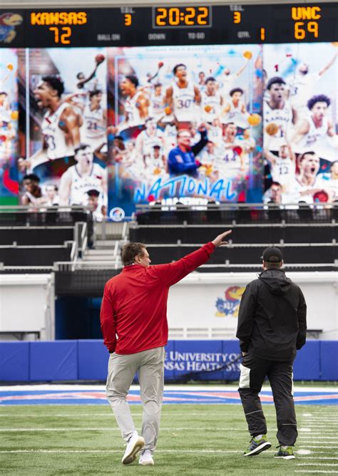 Kansas Jayhawk basketball fans rally to welcome championship team back
