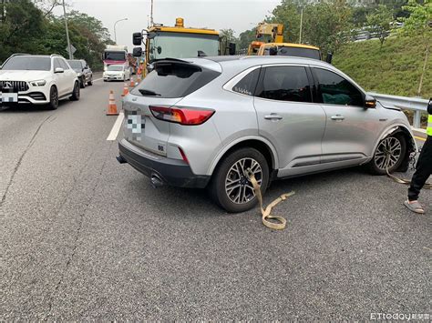 又是開輔助駕駛闖禍！國1休旅車撞緩撞車釀2傷 車頭爛毀畫面曝 Ettoday社會新聞 Ettoday新聞雲