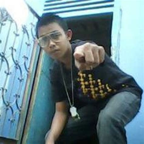 stream newaren listen  macam macam  playlist