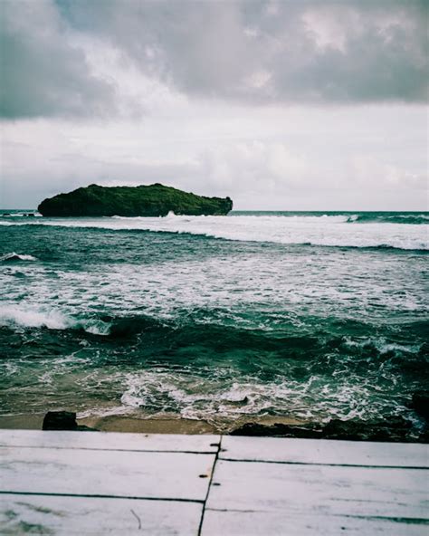 Green Rock Formation on the Sea · Free Stock Photo