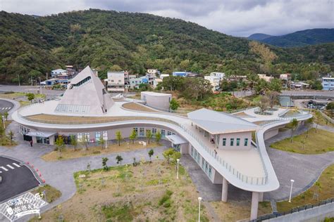 台東新景點》南迴驛大武之心免門票台東最大休息站看山望海天空步道~燈塔地標好吸睛