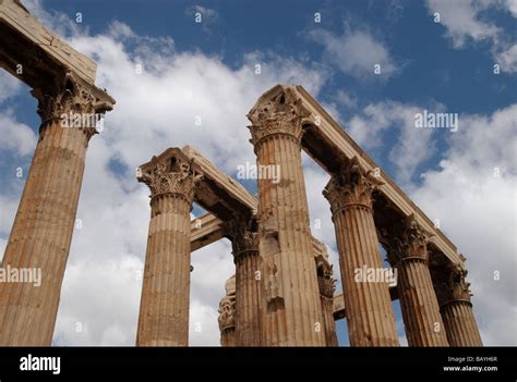 Las Columnas Y Capiteles Que Componen Los Restos Del Templo De Zeus