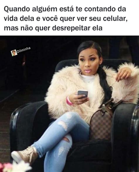 Quando alguém está te contando da vida dela e você quer ver seu celular