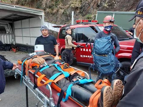 爬井步山登山客無生命跡象 警消馳援接力抬人下山 社會 中時