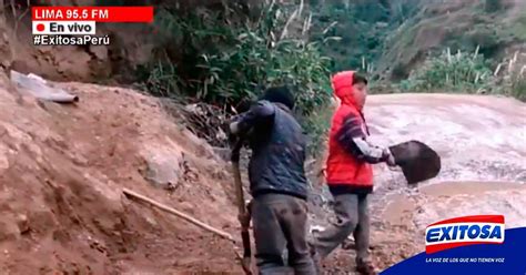 La Libertad niños limpian la carretera de ingreso a Retamas ante