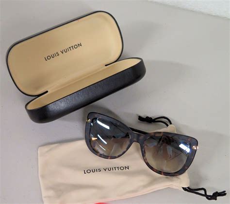 Louis Vuitton Women S Sunglasses W Case Oahu Auctions