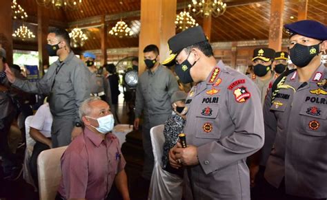 Bersama Wali Kota Solo Kapolri Tinjau Vaksinasi Dosen Dan Pemuka