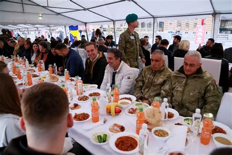 Turska Vojna Misija U Bih Organizirala Iftar Na Platou Ispred