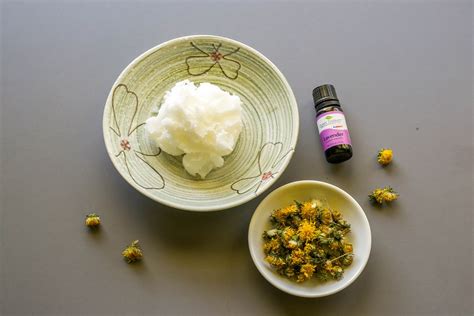 How To Make A Dandelion And Coconut Oil Moisturizer