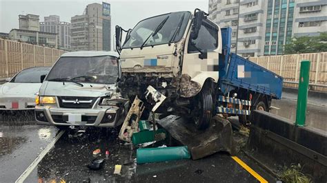 新／忠孝橋又撞！小貨車打滑衝對向 卡分隔島車頭爛了｜東森新聞：新聞在哪 東森就在哪裡