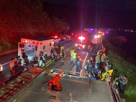 Fatal accidente Autobús cae a barranco hay 21 muertos y 10 heridos