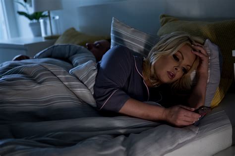Busty blonde Frau Jesse Jane neckt mit ihren Kurven und genießt