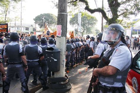 Manifestantes E Pms Entram Em Confronto Na Usp Fotos Uol Educa O