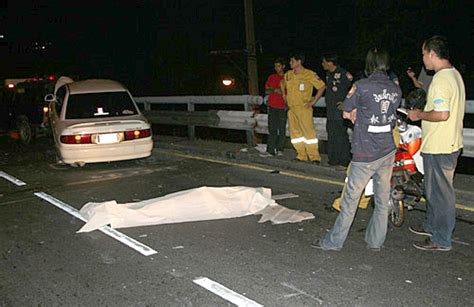 เมาซิ่งย้อนศรหนีด่านตรวจขึ้นสะพานข้ามแยก ชนเก๋งคอหักตายคาที่