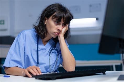 Premium Photo Medical Specialist Falling Asleep While Using Computer