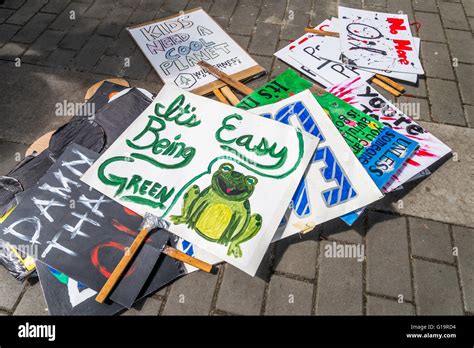 Environmental protest hi-res stock photography and images - Alamy