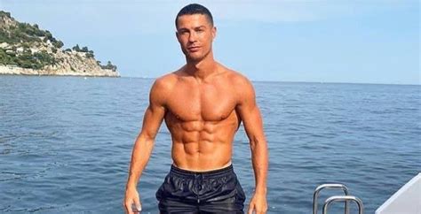 Six-packs Battle: Who Has The Hottest Six-pack? Flavour or Ronaldo (Photos)