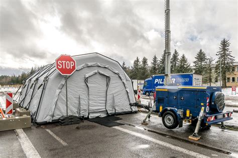 Menschen auf engstem Raum eingepfercht über Grenze in Reitzenhain