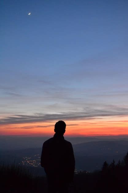 Vista Trasera De La Silueta De Un Hombre De Pie Contra El Cielo Durante