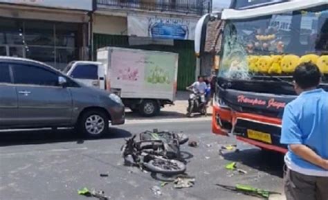 Kecelakaan Di Jombang Pengendara Motor Tewas Tabrak Bus Harapan Jaya