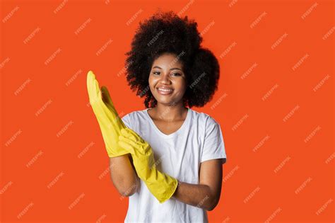 Premium Photo Attractive African Woman In Yellow Rubber Gloves