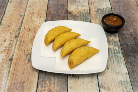 Ración De Empanadas Colombianas De Maíz Rellenas De Carne Y Salsa Para