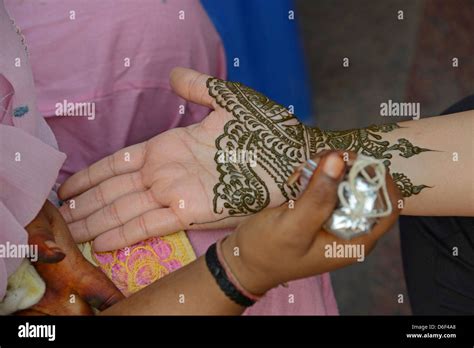 Decorated Hanna is applied to a visitor's hand in Delhi, India Stock ...