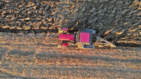 Tractor Rojo Con En Un Campo Para Arar La Tierra Vista A Rea Del Campo