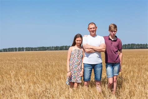 Pappa Med Pretonson Och Dotter Hel Längd Portrait Caucasian En Far