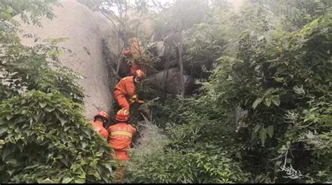 驴友登山不慎摔落身上多处骨折 济宁消防紧急救援腾讯新闻