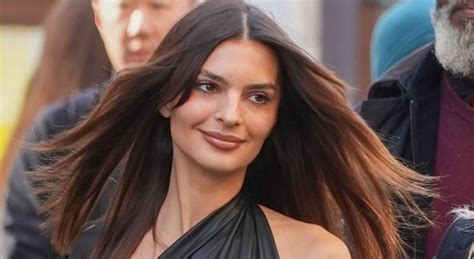 Emily Ratajkowski En String Apparent Sous Sa Robe Transparent Emrata