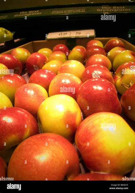 Apples In A Supermarket Stock Photo Alamy