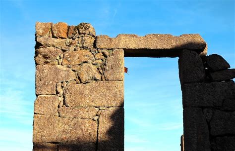 Ruinas Parciales De Una Antigua Casa De Granito Foto Premium