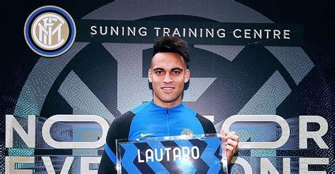 Inter Lautaro Martinez Premiato Per Il Traguardo Delle 100 Presenze In