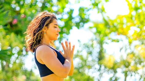 Prácticas de pranayama para calmar el estrés Corazón de Tierra Sagrada