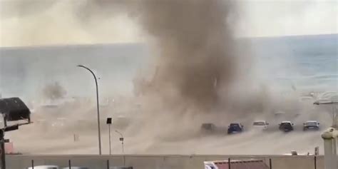 Paura a Cefalù una tromba d aria investe il lungomare e i bagnanti si