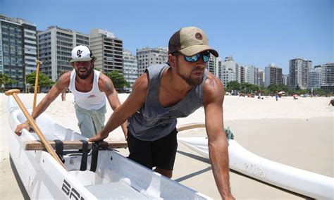 Praticantes De Canoa Far O Travessia Recorde De Niter I A Santos