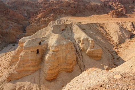 Cavernes De Qumran En Parc National De Qumran Où Les Rouleaux De Mer