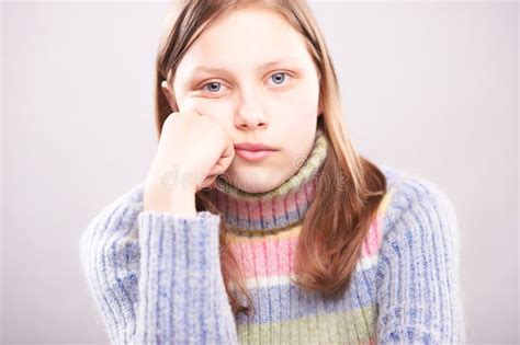 Portrait D Une Fille De L Adolescence De Sourire Mignonne Image Stock