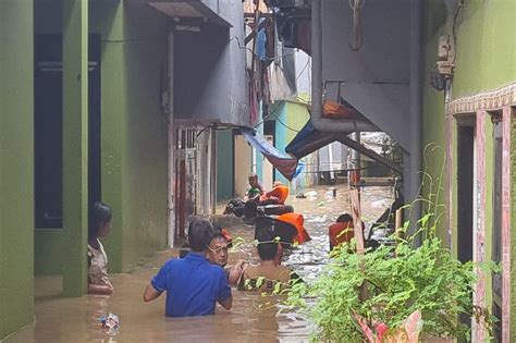 Banjir Di Kampung Melayu Jaktim Capai Meter Jam Belum Surut