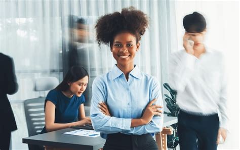 Une Jeune Femme D Affaires Africaine Pose En Toute Confiance Dans La