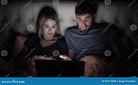 Um Homem E Uma Mulher Um Jovem Casal Assistindo Um Filme Antes De Ir