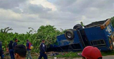 Volcamiento de autobús de transporte público deja tres muertos y 20