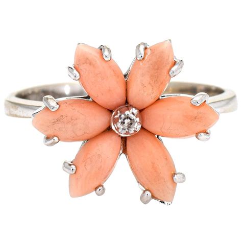 Angel Skin Coral Ruby Ring 1970s Vintage 18 Karat Yellow Gold Flower