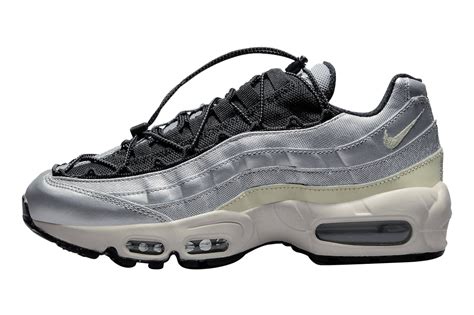 Nike Wmns Air Max Toggle Metallic Silver Fd Kicksonfire