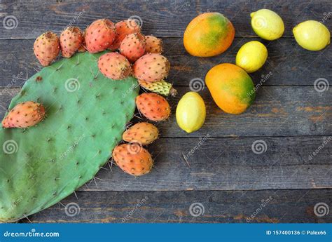 Opuntia Cactus Frutas Exóticas Sobre Fundo De Madeira Antigo Foto de