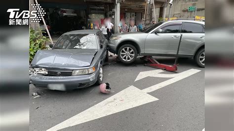 恍神駕駛開偏撞上併排違停車 側翻橫擋路中│疲勞駕駛│撞車意外│休旅車│tvbs新聞網