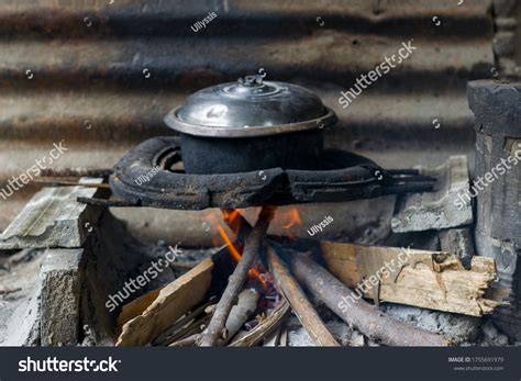 13 Charcoal Stove Philippines Images, Stock Photos & Vectors | Shutterstock