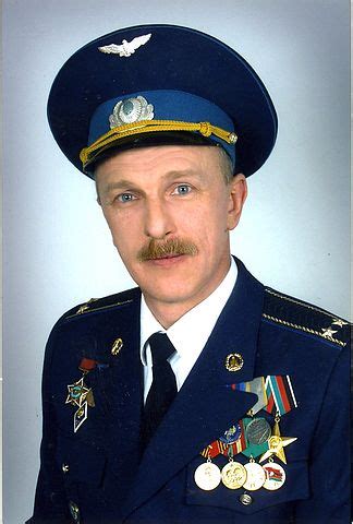 Правая рука - Комиссар Катар в сети